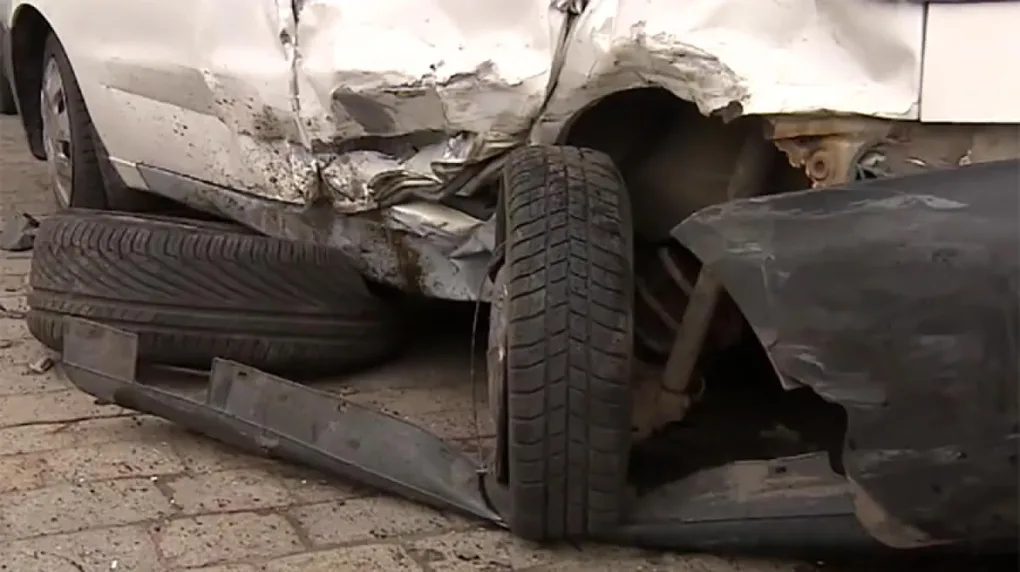 Jechał pijany i zniszczył osiem zaparkowanych aut (wideo)