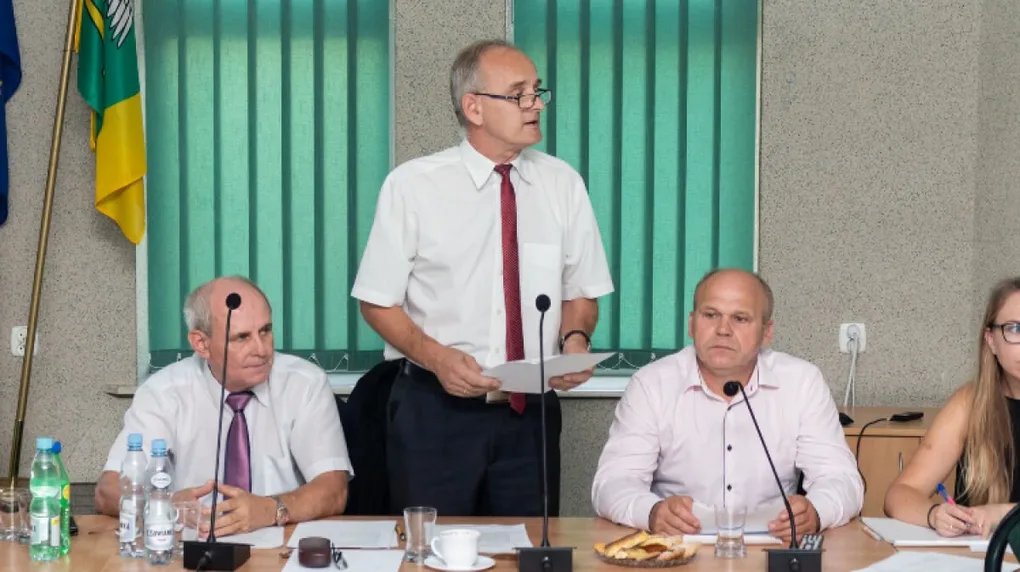 'Przewóz dzieci będzie realizowany przez prywatnych przewoźników'. Obradowali gminni radni (zdjęcia, wideo)