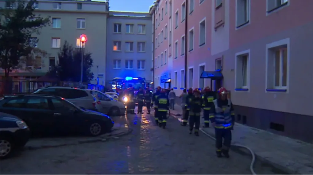 Przechodzili przez osiedle, zobaczyli płomienie, uratowali dzieci. Ojciec był pijany (wideo)