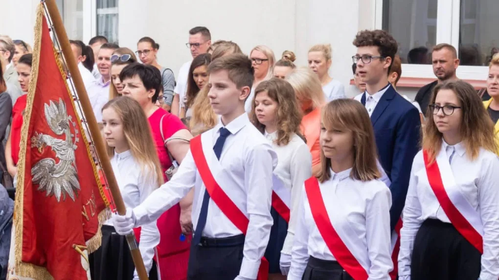 Uczniowie 'Jedynki' wrócili w szkolne mury (zdjęcia)