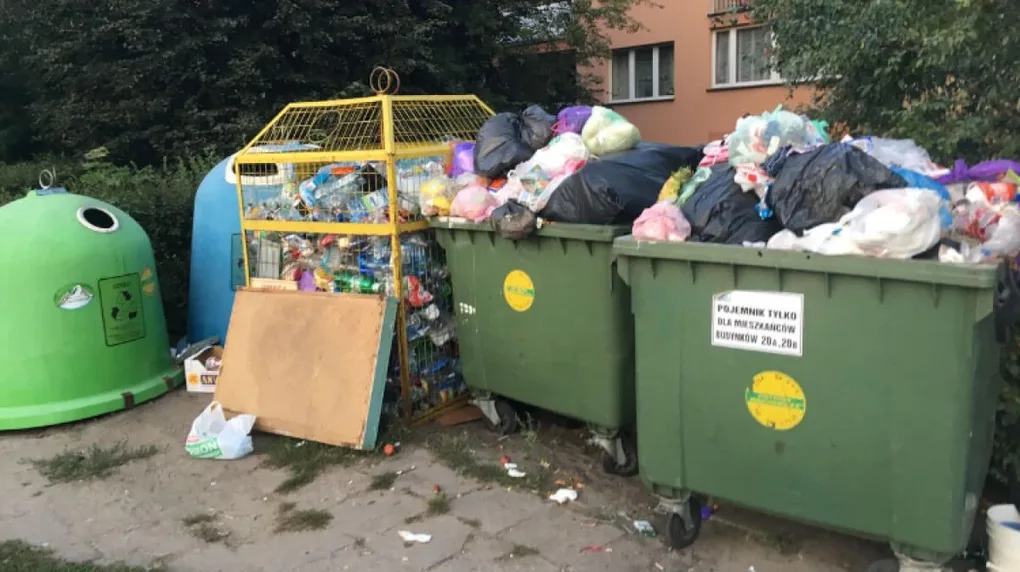 Skrzynka skarg: śmietniki przy placu Waryńskiego znów straszą (zdjęcia)