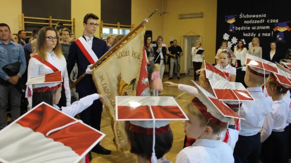 Ślubowanie pierwszaków w ostrowskiej 'jedynce' (zdjęcia)