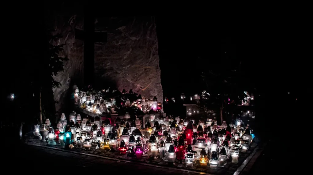 Ostrowski cmentarz nocą - zobacz zdjęcia