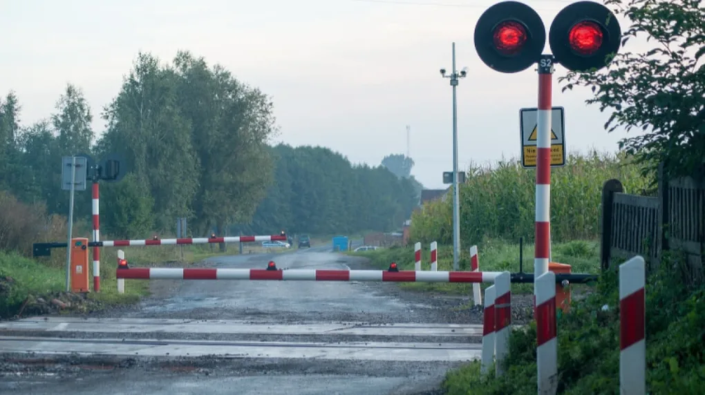 PKP o przyczynach wypadków na przejazdach kolejowych (wideo)