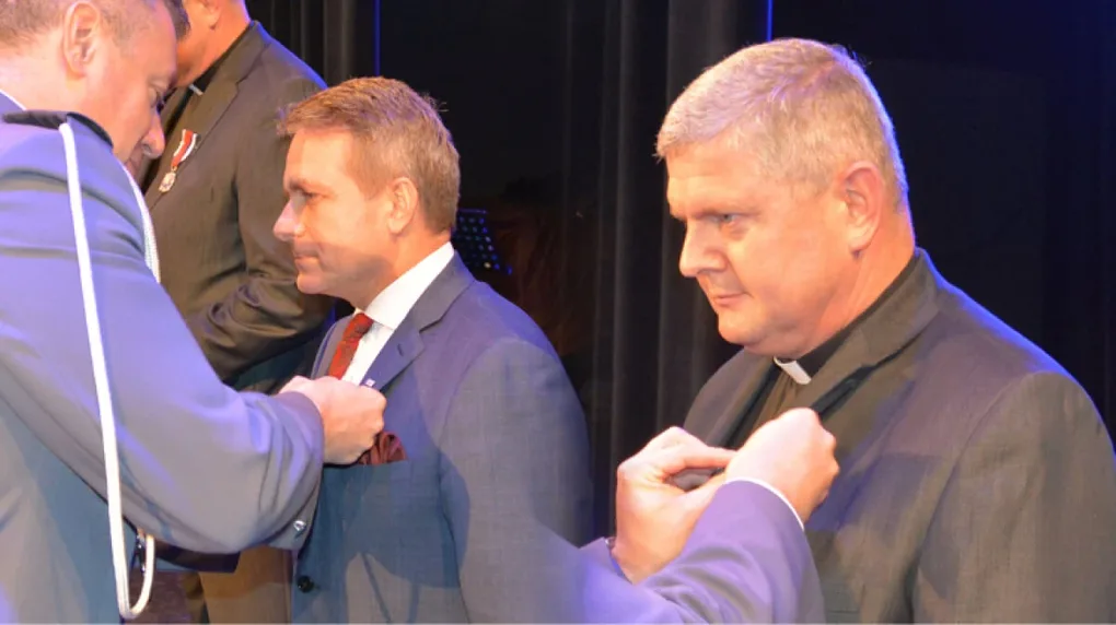 Burmistrz Bauer i ksiądz Gruda nagrodzeni medalami