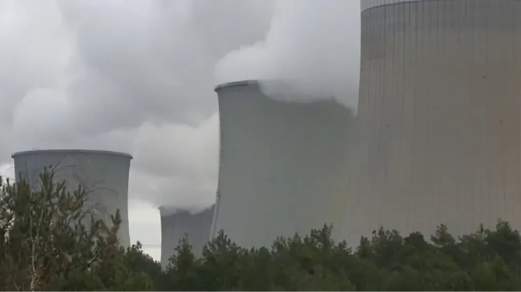 Wtargnęli na teren elektrowni i weszli na komin. Protest ekologów (wideo)