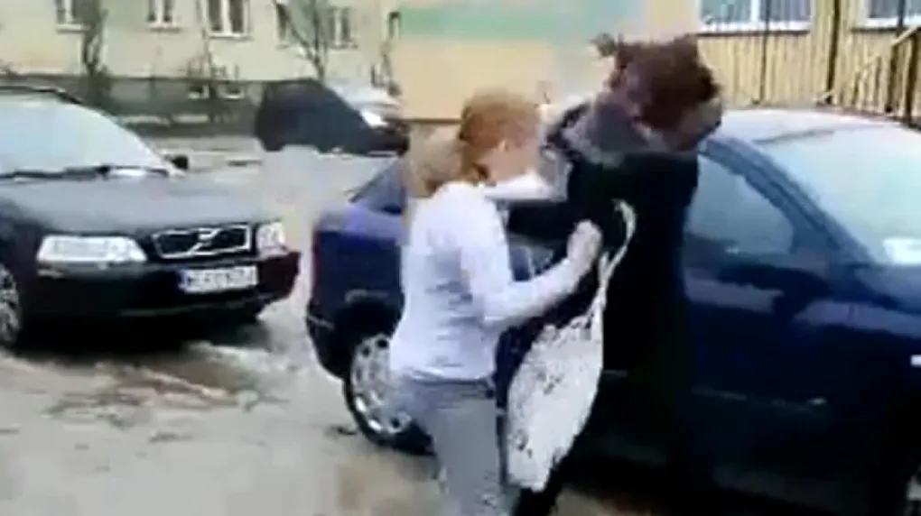 Szok! Bójka uczennic na terenie bursy szkolnej (wideo)