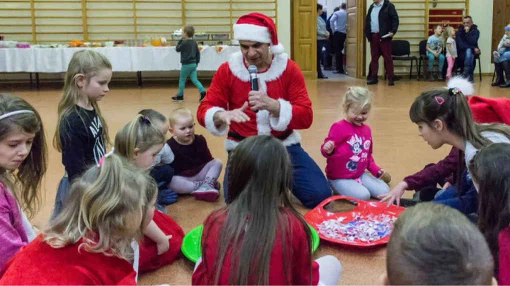 Mikołaj u dzieci z pieczy zastępczej (zdjęcia, wideo)