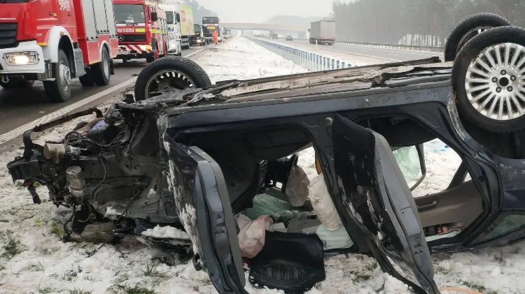 Wypadek na S8. Zderzenie osobówki z cysterną (zdjęcia)