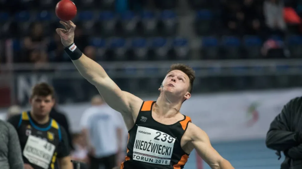 Damian Niedźwiecki z sukcesami w pchnięciu kulą