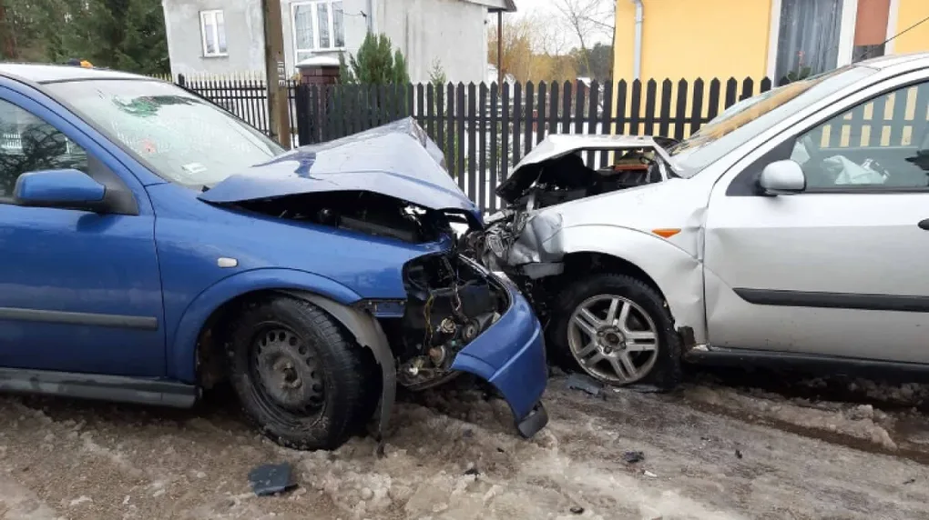 Czołowe zderzenie opla i forda w Błędnicy (zdjęcia)