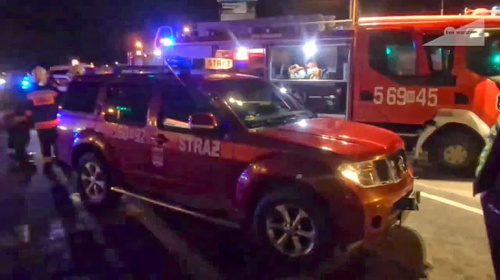 Karambol pod Warszawą. Zderzyły się dwa minibusy i trzy samochody osobowe (wideo)
