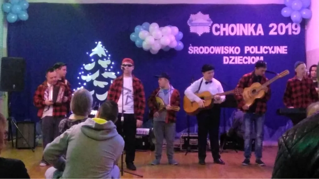 Środowisko policyjne dzieciom. Choinka w Zuzeli