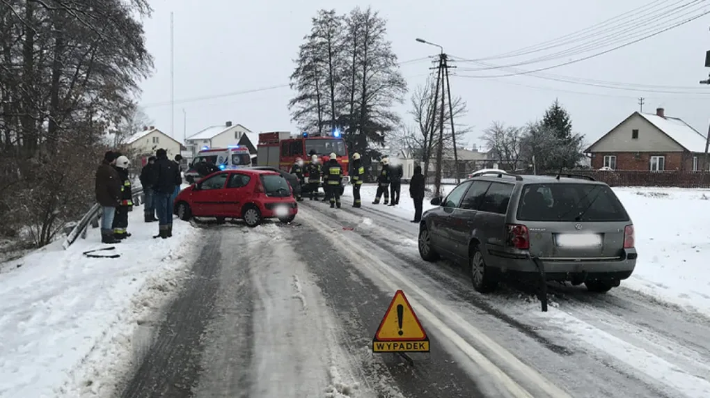 Dwa zdarzenia drogowe w jednym miejscu (zdjęcia)