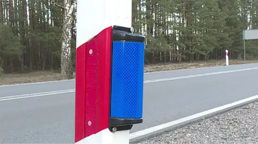 Specjalne odblaski zainstalowano na słupkach drogowych (wideo)