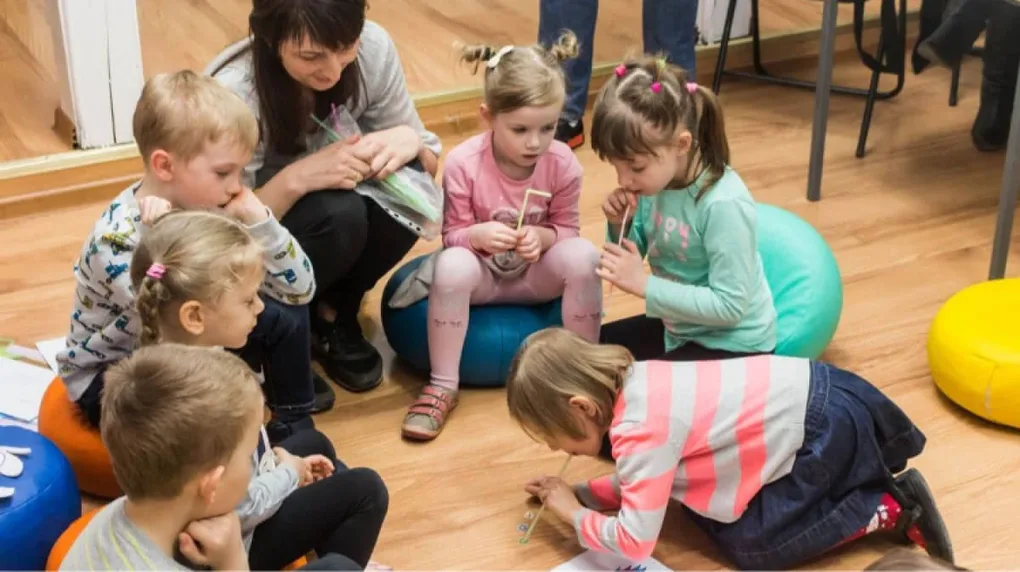 Zabawa z logopedą w bibliotece (zdjęcia)