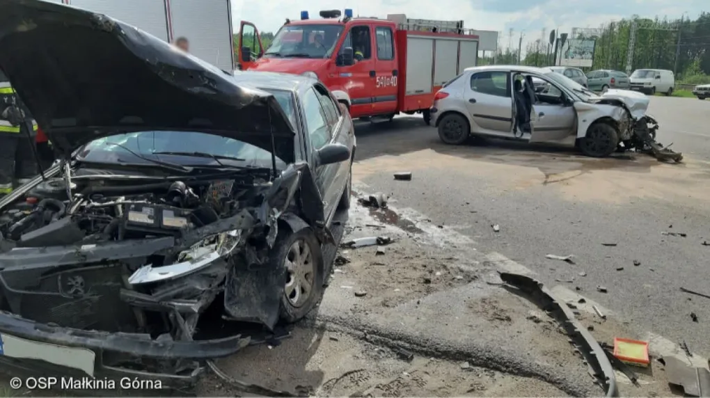Zderzenie dwóch peugeotów w Małkini Górnej (zdjęcia)