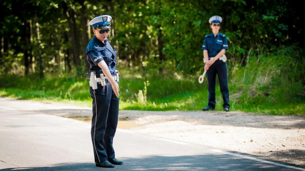 Pijany i bez prawa jazdy jechał mercedesem