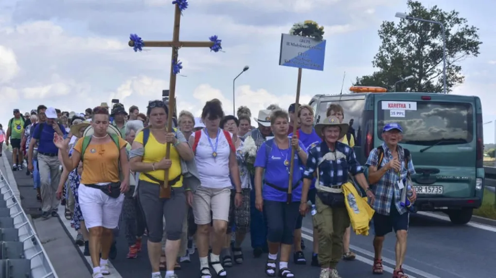 Pielgrzymi zmierzają do Piotrowic (zdjęcia, wideo)