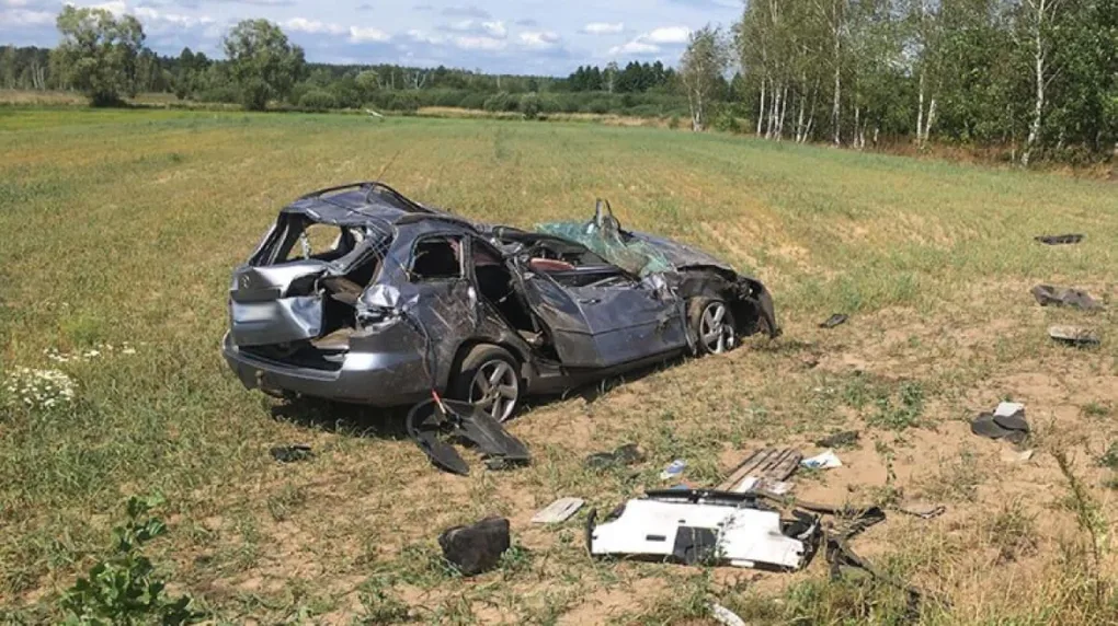 Dachowanie w Starym Kaczkowie. Poszkodowana zabrana śmigłowcem (zdjęcia)