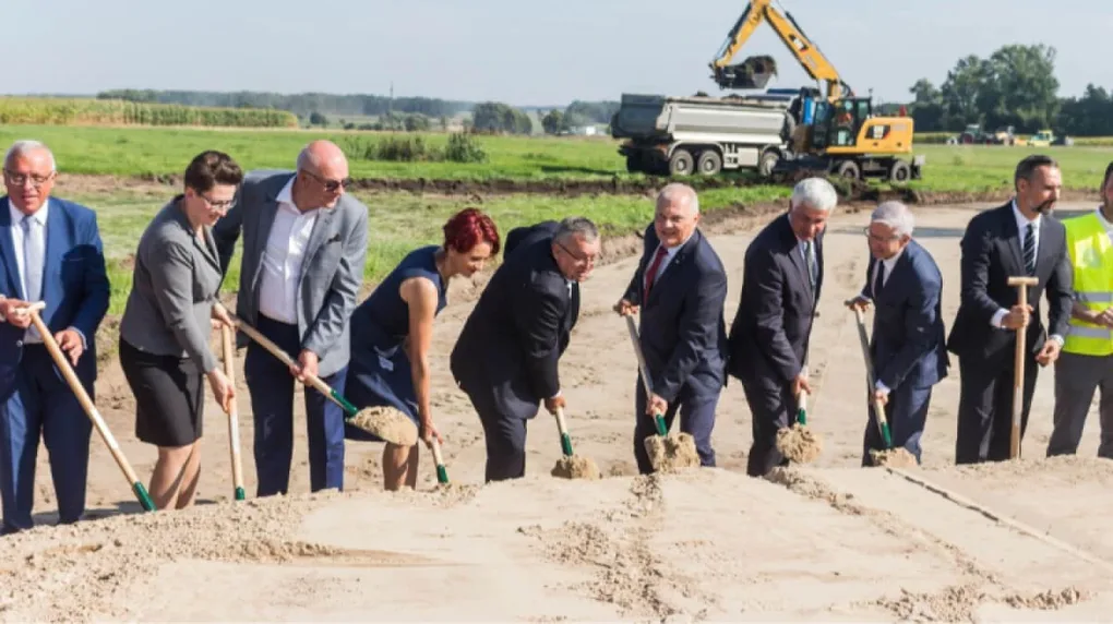 Symboliczna 'pierwsza łopata' wbita na odcinku budowy przyszłej S61 (zdjęcia, wideo)
