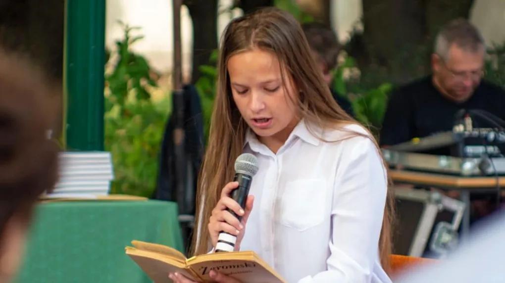 Narodowe Czytanie w ogrodzie biblioteki