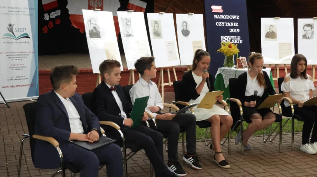 Czytano polskie nowele w ogrodzie biblioteki (zdjęcia, wideo)