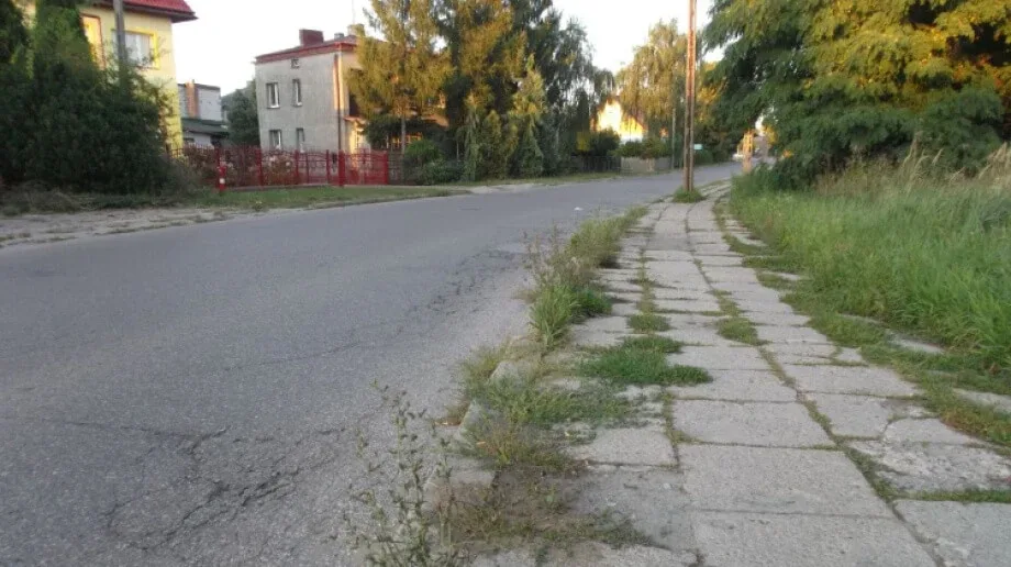 Miasto zareaguje na zarośnięte chodniki