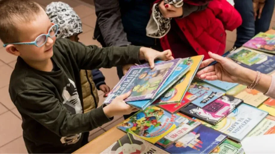 Mobilna biblioteka w oddziale przedszkolnym w 'dwójce' (zdjęcia)