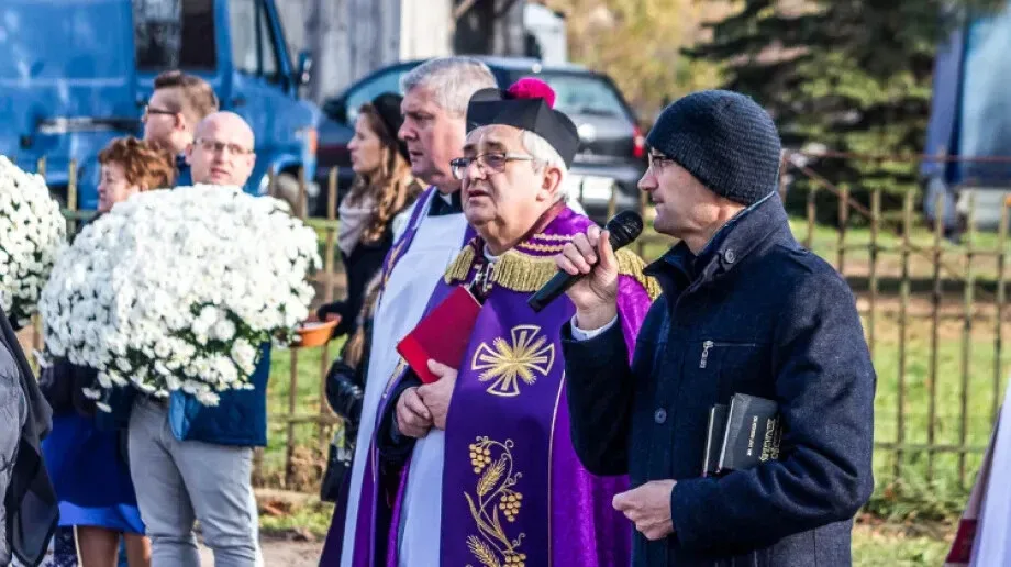 Wierni ruszyli z procesją na groby swoich najbliższych