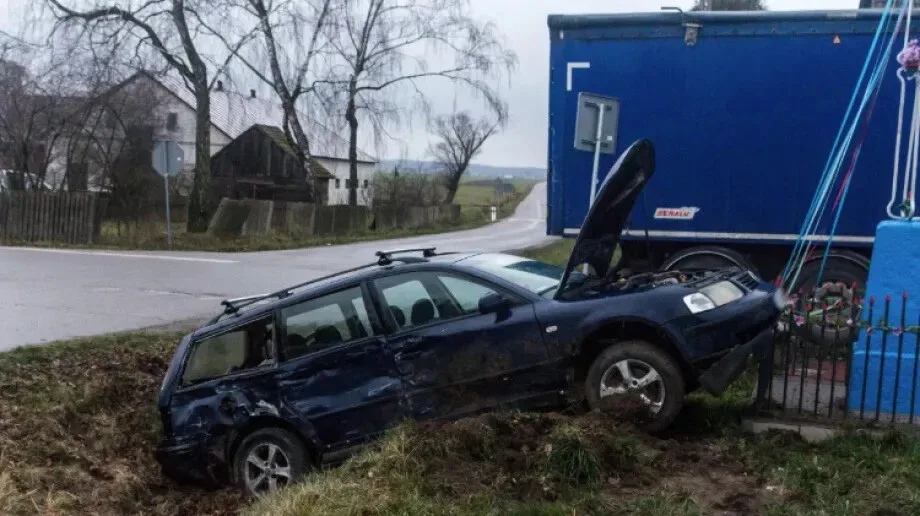 Osobówka w rowie po zderzeniu z ciężarówką (zdjęcia)