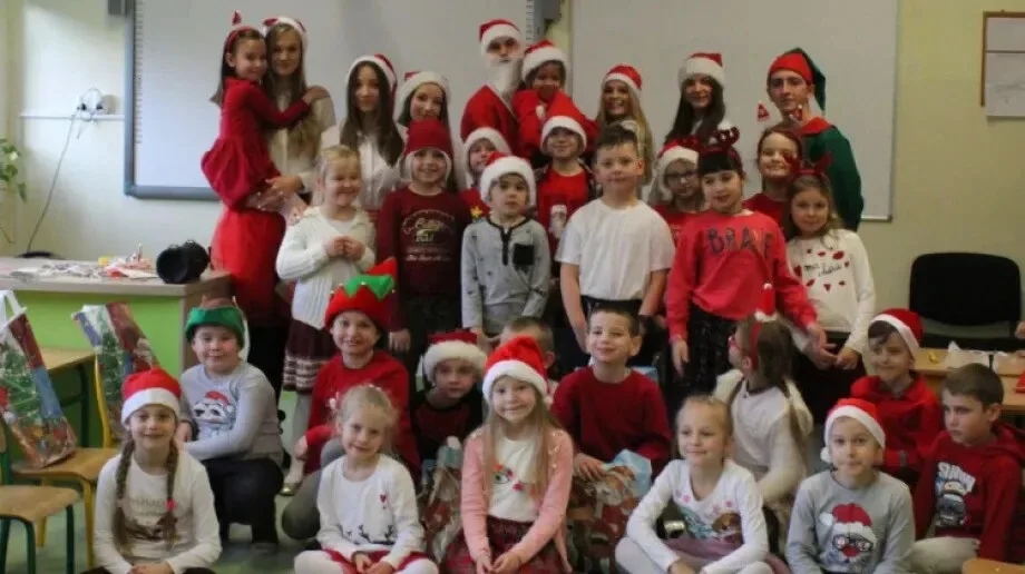 Mikołaj, elf i śnieżynki odwiedzili uczniów 'jedynki' (zdjęcia)