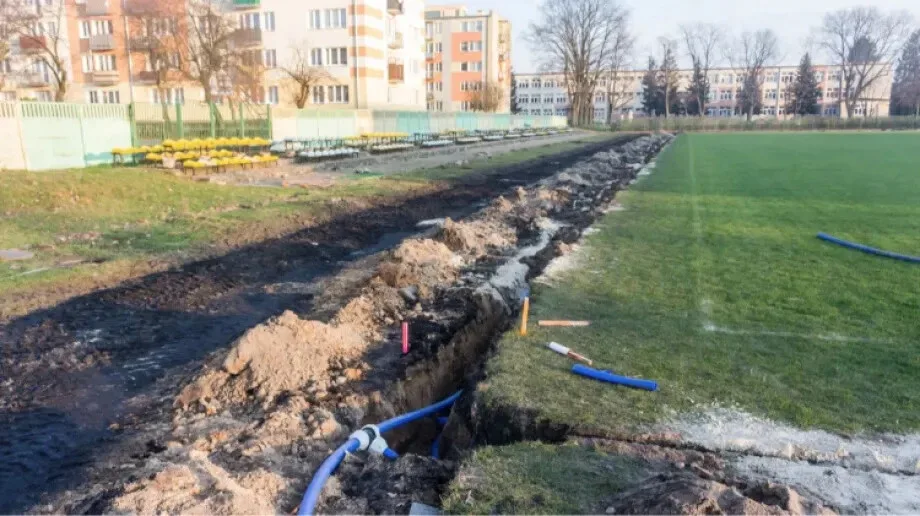 Trwa remont miejskiego stadionu (zdjęcia)