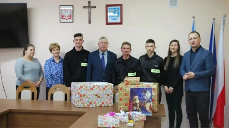 Paczki świąteczne od strażaków-ochotników z Kramkowa Lipskiego