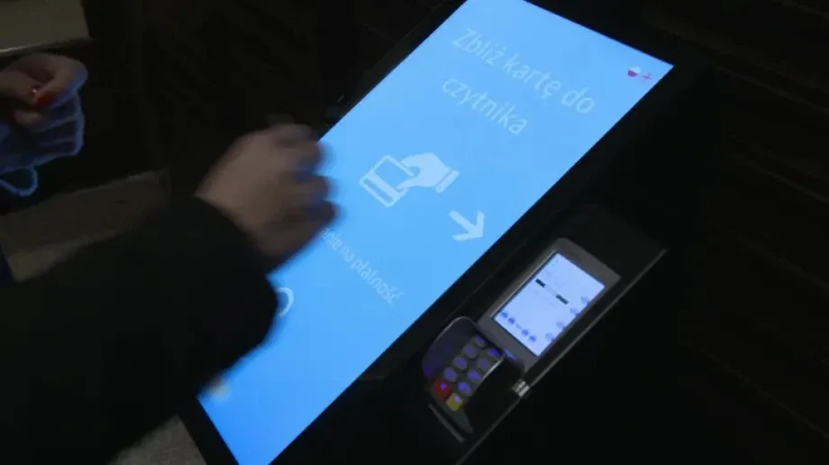 Jak działa elektroniczna taca w polskich kościołach? (wideo)