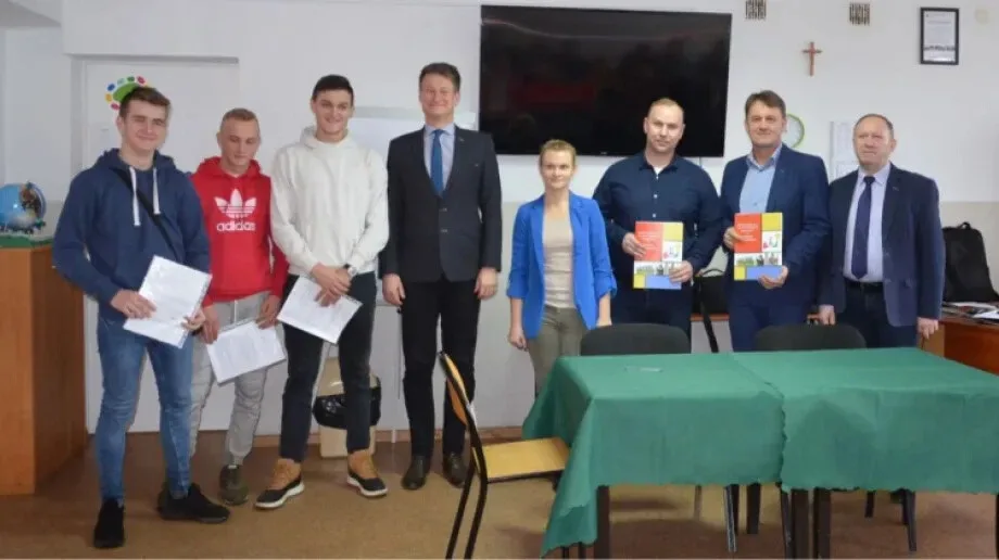 Uczniowie 'Rubinka' z praktykami w Garażu Clarkson