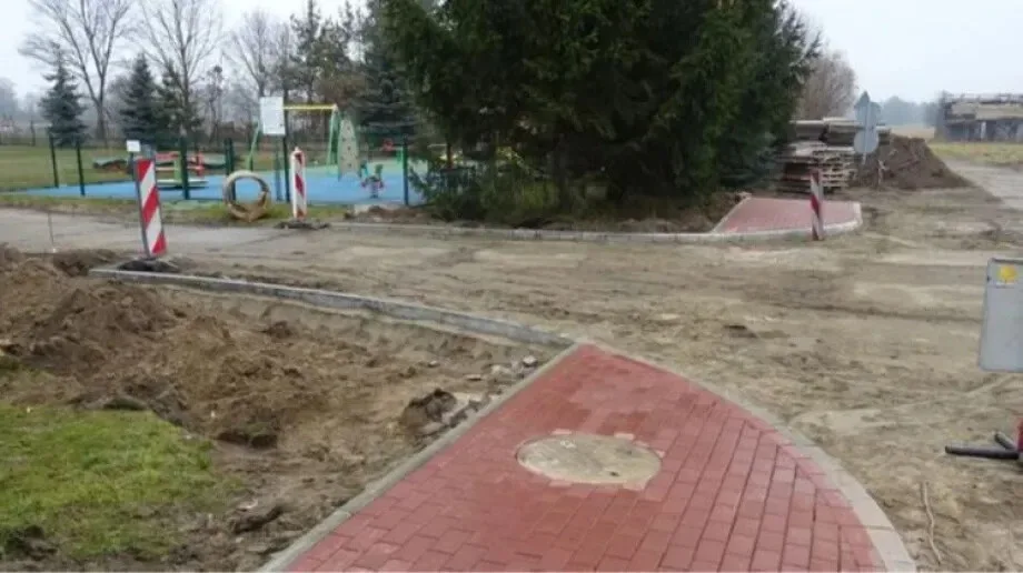 Przebudowa drogi dojazdowej do szkoły w Nurze (zdjęcia)