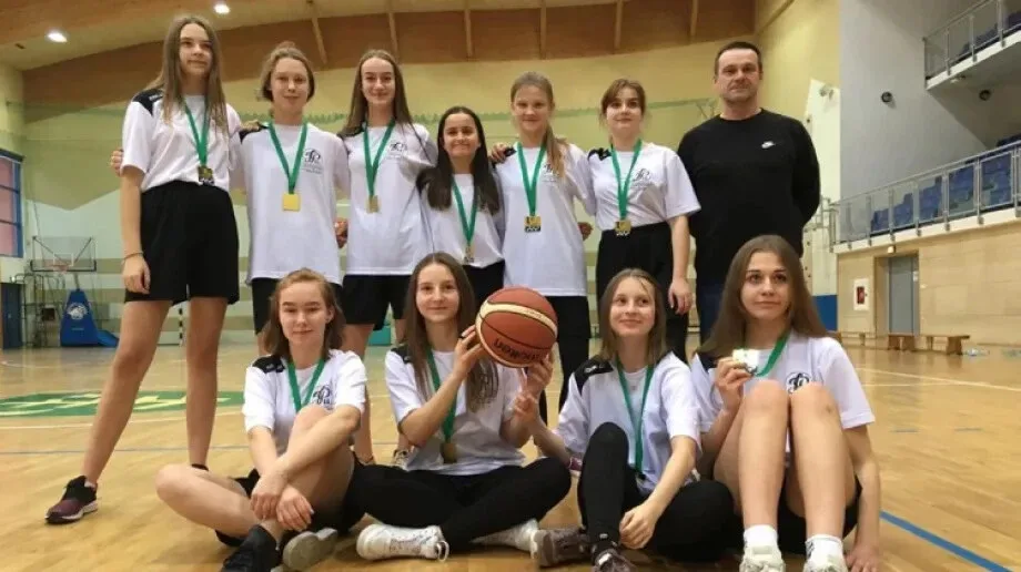 Uczennice 'dwójki' mistrzyniami powiatu w koszykówce (zdjęcia)