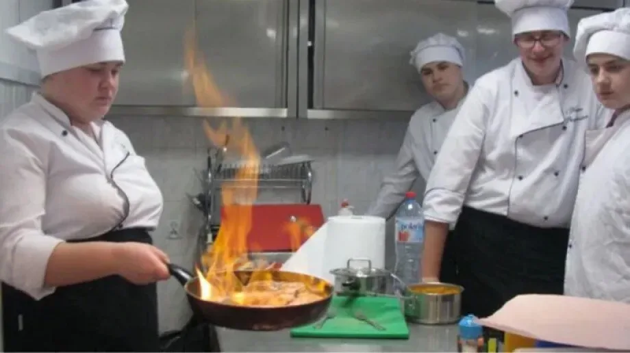 Nowe trendy i techniki w kuchni. Szkolenie dla klas gastronomicznym w Starym Lubiejewie (zdjęcia)