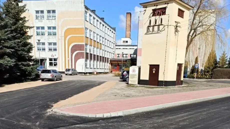 Szkoła w Nurze z nową drogą dojazdową 