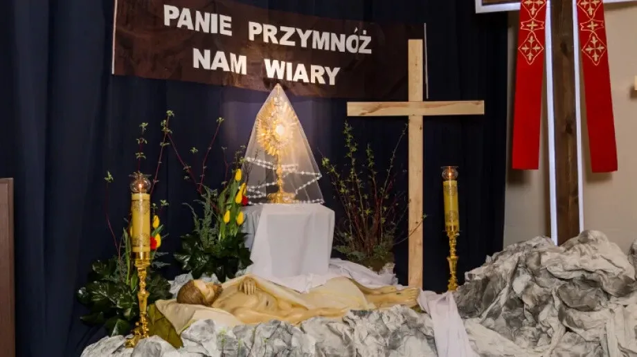 Wielkanoc 2020. Groby Pańskie w ostrowskich parafiach (zdjęcia)