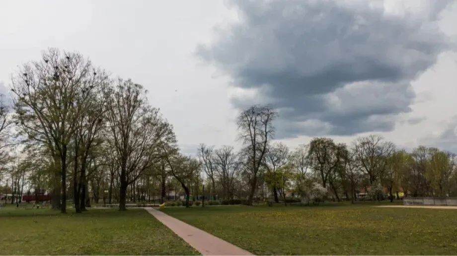 W niedzielę lekkie ochłodzenie. Na wschodzie burze (wideo)