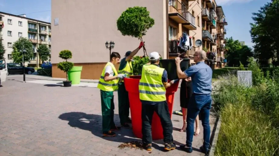 Kolorowe donice ozdobiły galerię sztuki Jatki