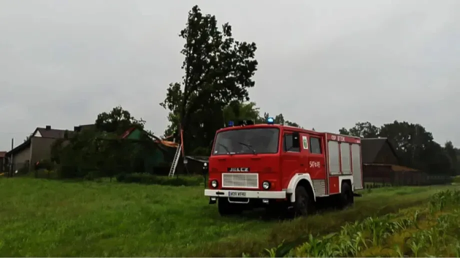 Burza powaliła drzewo na dom