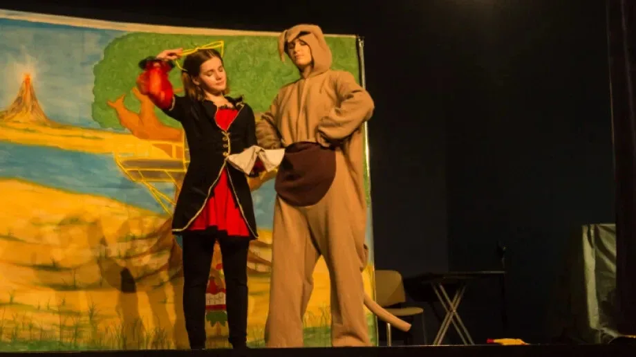 Sztuka teatralna 'Prastara księżnica, skarb i tajemnica' w Kinie Ostrovia (zdjęcia)