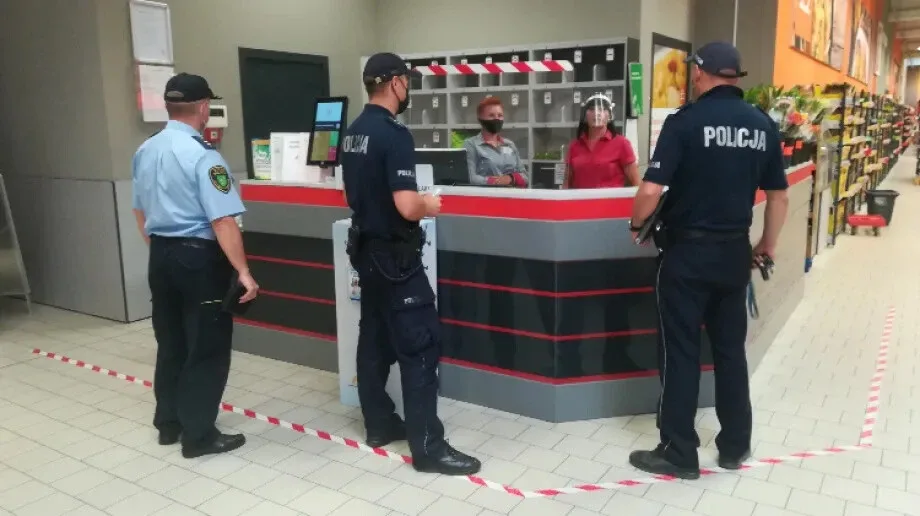 Policjanci i strażnicy miejscy przypominają sklepom o maseczkach