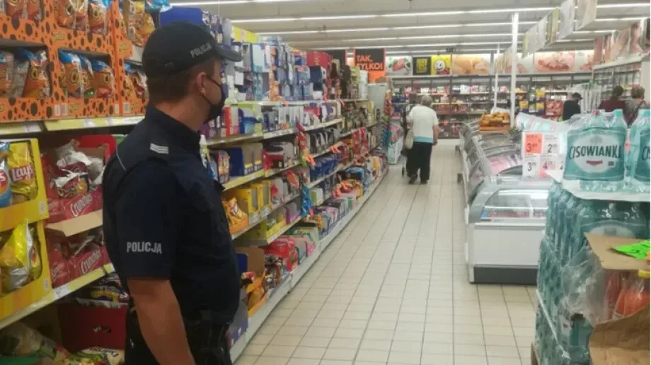 Policja i sanepid kontrolują klientów sklepów 
