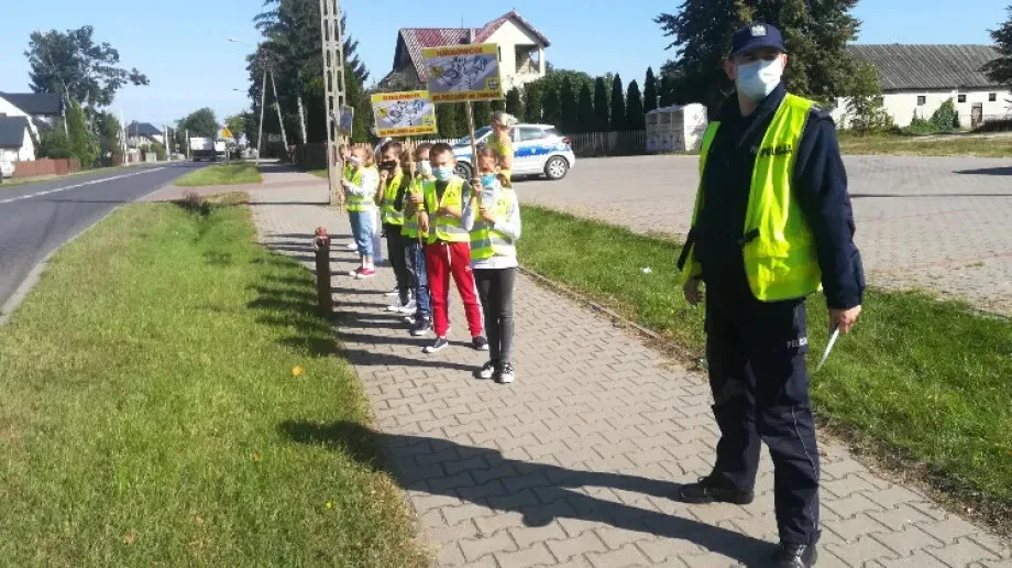 Policjanci uczą dzieci bezpieczeństwa na drodze