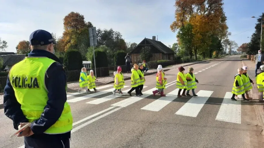 Aktywne przejście dla pieszych - spotkanie uczniów SP z policją w Andrzejewie