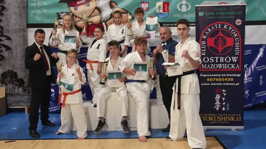 Ostrowski Klub Karate Kyokushinkai na turniej w Józefowie (zdjęcia)